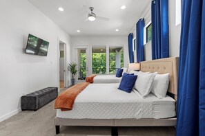 4 室のベッドルーム、デスク、アイロン / アイロン台、旅行用ベビーベッド