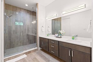 Duschwanne, Haartrockner, Handtücher, Seife