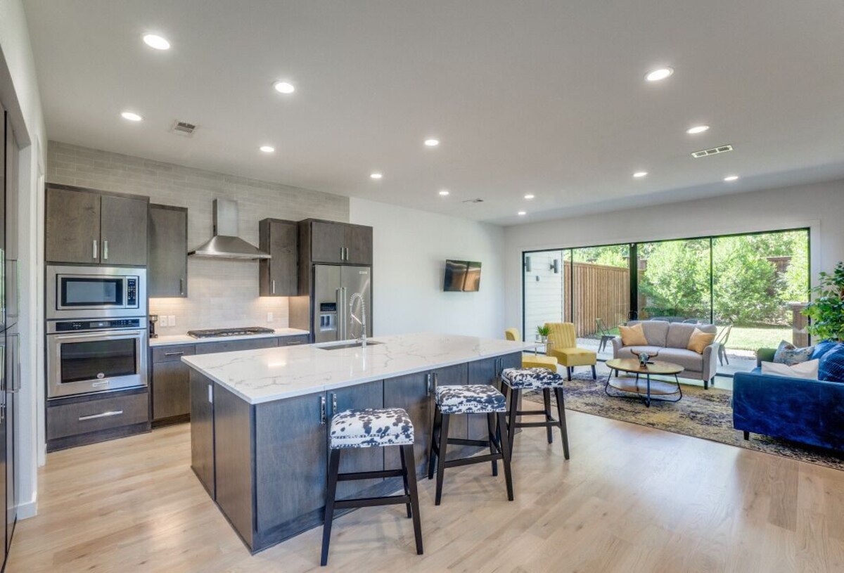 Texas Upscale! by Downtown, Uptown, AA Center, Medical District, Market Center