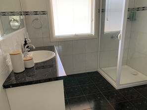 Shower, hair dryer, towels, soap - Beach Bliss @ Barwon Heads (Barwon Heads)
