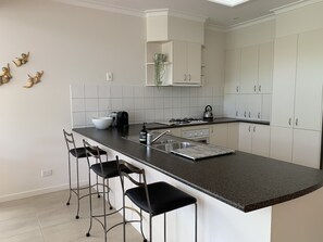 Fridge, microwave, oven, stovetop - Beach Bliss @ Barwon Heads (Barwon Heads)