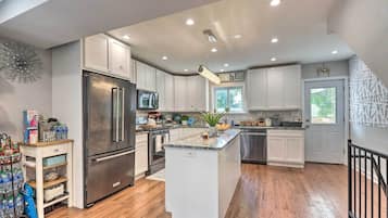 Coffee/tea maker, fridge, microwave, stovetop