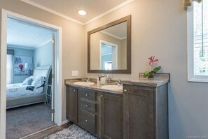 3 habitaciones, escritorio, tabla de planchar con plancha y wifi gratis 