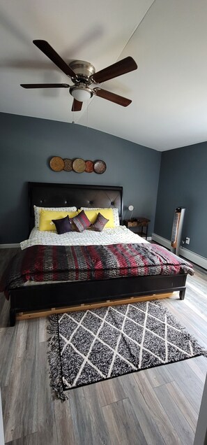 3 habitaciones, tabla de planchar con plancha, wifi y ropa de cama 