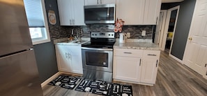 Refrigerador, microondas, horno y parrilla de estufa 
