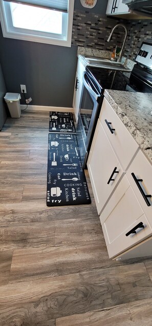 ثلاجة، ميكروويف، فرن، موقد طهي مسطح