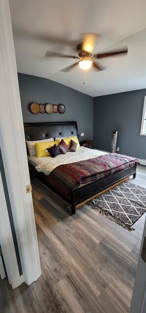 3 bedrooms, iron/ironing board, WiFi, bed sheets - Luxurious New Floors And Paint (Bethpage)