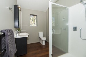 Bathtub, hair dryer, toilet paper - Modern 4 bedroom Villa on Clyde Street by Snowhaven (Ohakune)