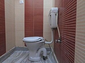 Shower, rainfall showerhead, free toiletries, bathrobes