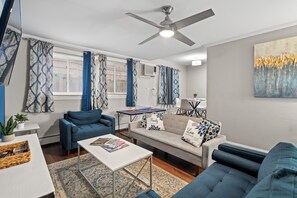 Smart TV - Stylish Luxe King bed w/Free Parkng near DT Oak Pk (Oak Park)