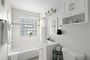 Combined shower/bathtub, hair dryer, towels, soap - Stylish Luxe King bed w/Free Parkng near DT Oak Pk (Oak Park)