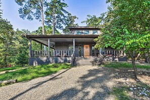 Exterior - Luxe Broken Bow Cabin w/ Tesla Charging Station (Broken Bow)