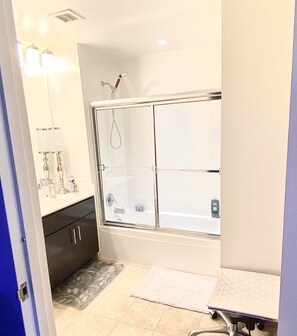 Duschwanne, Handtücher, Seife, Toilettenpapier
