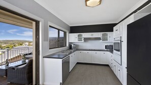 Micro-ondes, four, plaque de cuisson, lave-vaisselle