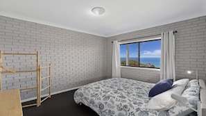 5 bedrooms, iron/ironing board, internet, bed sheets