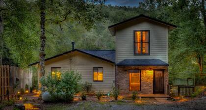 Rivers Edge - Right on Toccoa River | Wood Burning Fireplace | Riverside Deck | Fire Pit
