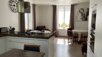 Réfrigérateur, micro-ondes, four, plaque de cuisson