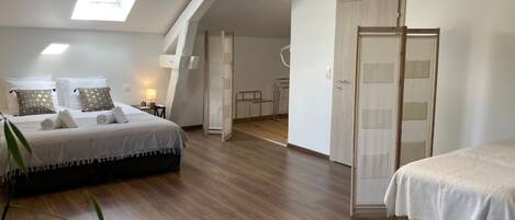 6 bedrooms, desk, iron/ironing board, travel cot