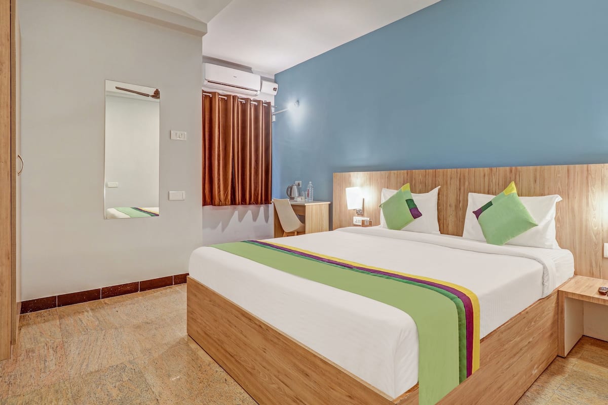 Standard Room | Desk, iron/ironing board, bed sheets