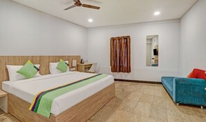 Deluxe Room | Desk, iron/ironing board, bed sheets - Itsy Hotels Classio Richmond (Bengaluru)