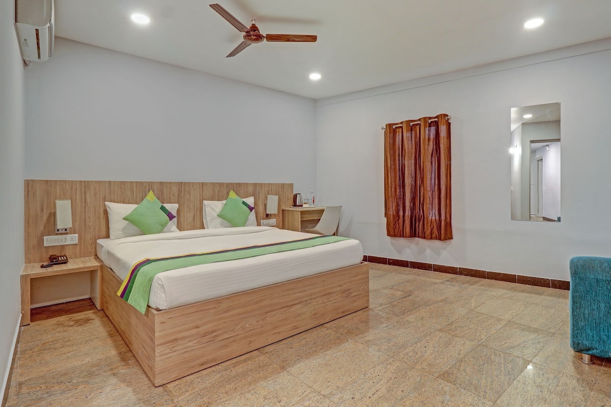 Deluxe Room | Desk, iron/ironing board, bed sheets