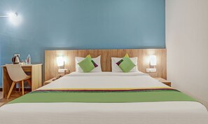 Camera Standard | Una scrivania, ferro/asse da stiro, lenzuola