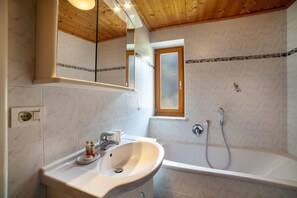 Kylpyamme, hiustenkuivaaja, pyyhkeet