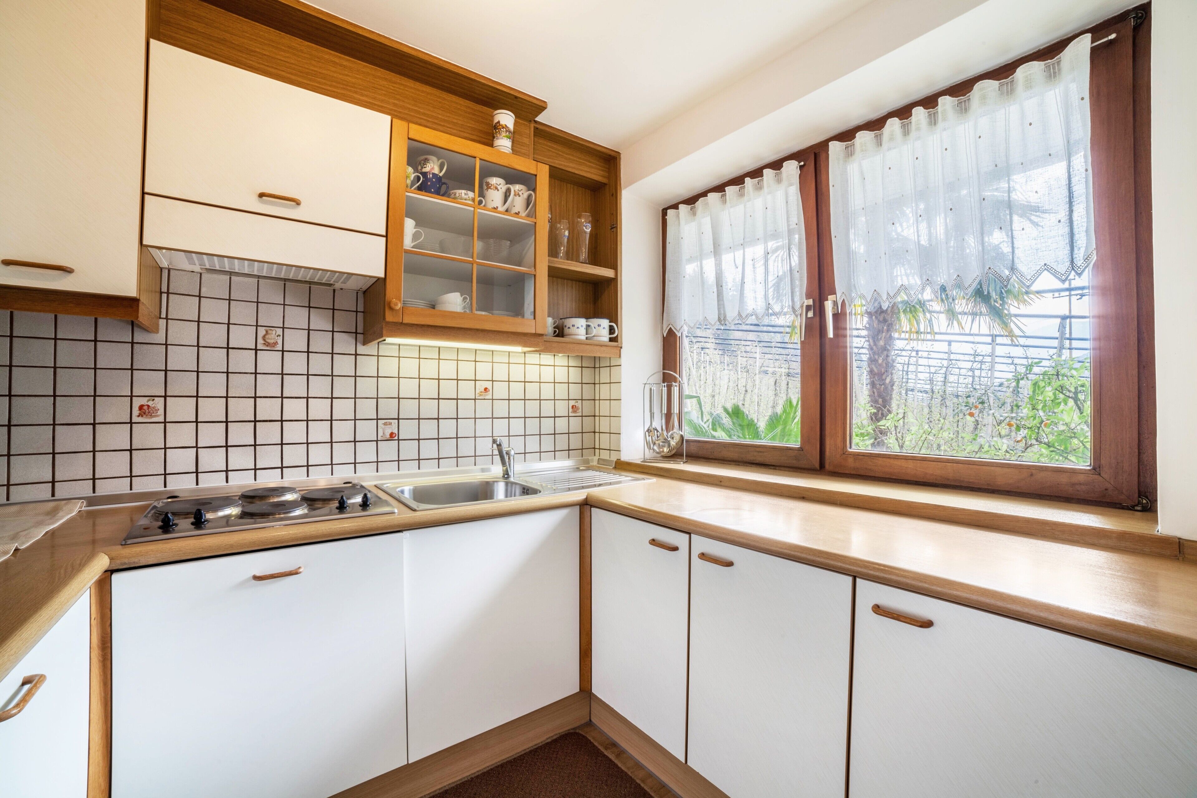 Fridge, stovetop, dishwasher, coffee/tea maker