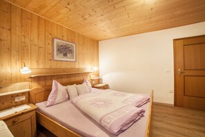 2 室のベッドルーム、アイロン / アイロン台、WiFi (無料)、ベッドシーツ