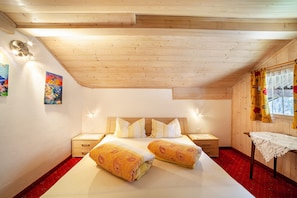 2 makuuhuonetta, silitysrauta/-lauta, ilmainen Wi-Fi, vuodevaatteet