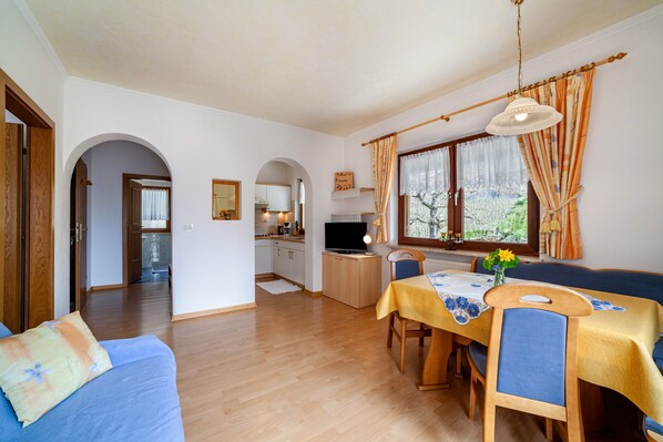 TV - Apartment "Sonnenblume" with Mountain View, Pool, Wi-Fi, Balcony & Garden (Rifiano)