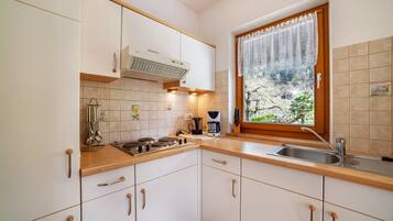 Kühlschrank, Herdplatte, Wasserkocher mit Kaffee-/Teezubehör