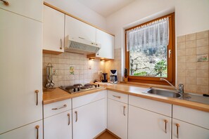 Jääkaappi, liesi, kahvin-/teenkeitin, vedenkeitin