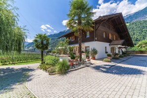 Exterior - Apartment "Sonnenblume" with Mountain View, Pool, Wi-Fi, Balcony & Garden (Rifiano)