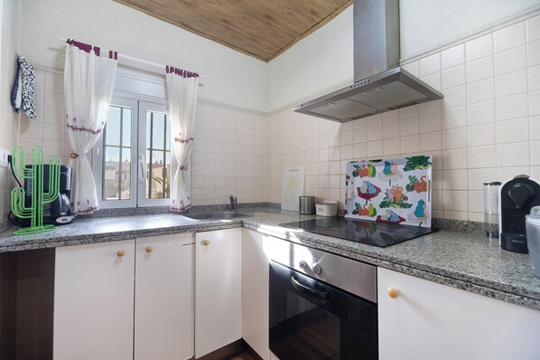 Frigorífico, microondas, horno y placa de cocina