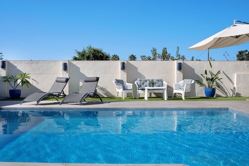 Beautiful Traditional House mit Pool, WLAN, Klimaanlage, Terrasse und Garten