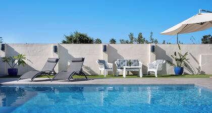 Vacation Home Beautiful Traditional House with Pool, Wi-Fi, A/C, Terrace & Garden