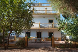 Outdoor dining - Villa Los Pinos with Pool, Wi-Fi, A/C, Terrace & Garden (Marchena)