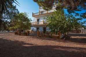 Exterior - Villa Los Pinos with Pool, Wi-Fi, A/C, Terrace & Garden (Marchena)
