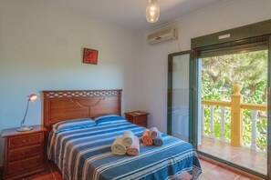 5 bedrooms, iron/ironing board, free WiFi, bed sheets - Villa Los Pinos with Pool, Wi-Fi, A/C, Terrace & Garden (Marchena)