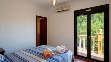 5 bedrooms, iron/ironing board, free WiFi, bed sheets