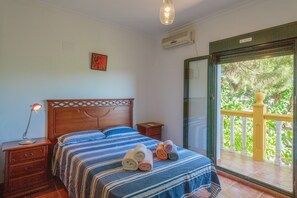 5 bedrooms, iron/ironing board, free WiFi, bed sheets