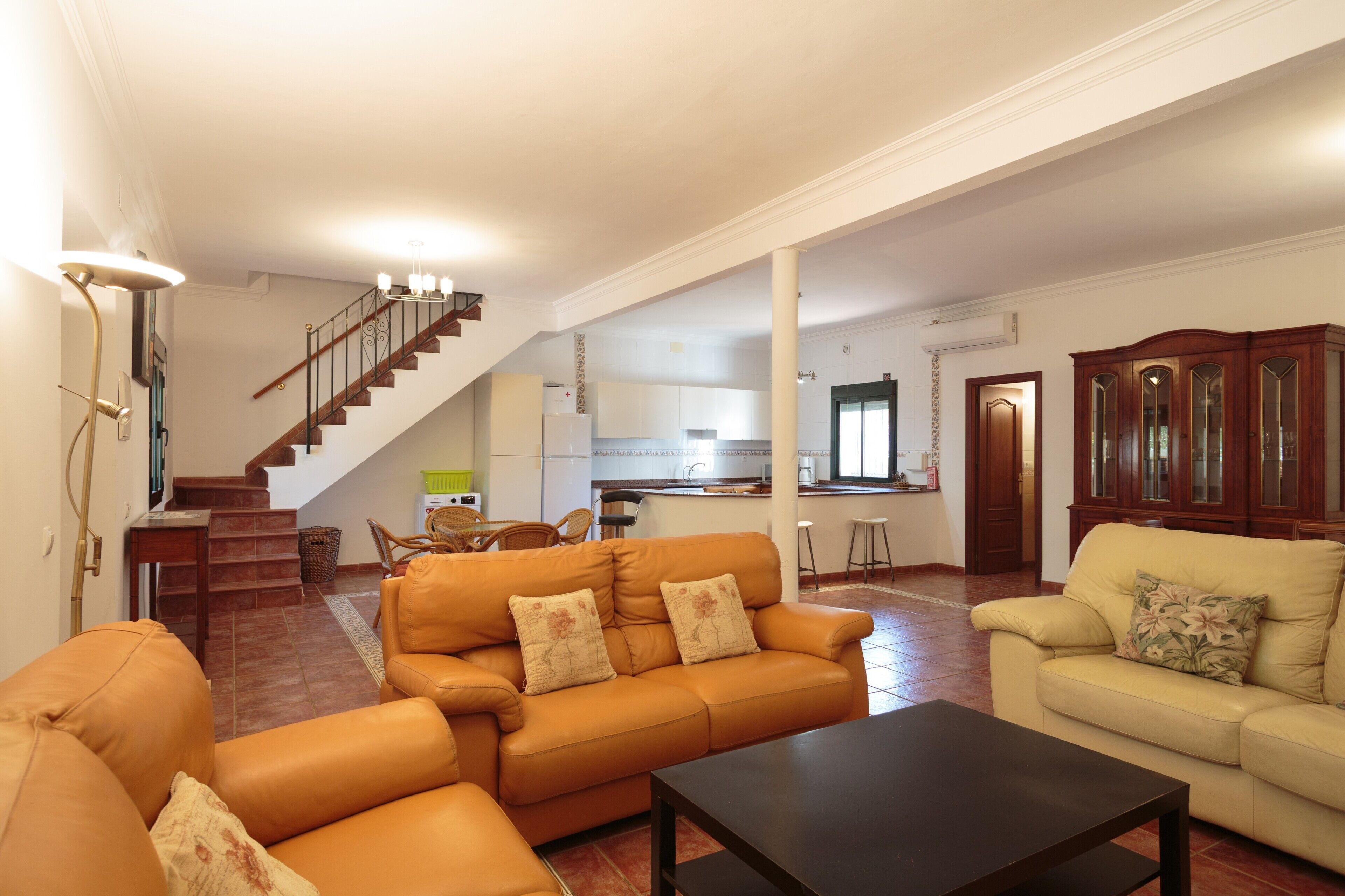 Televisión, chimenea, reproductor de DVD, estéreo