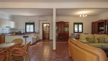 Een televisie, een open haard, een dvd-speler en een stereo