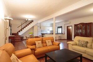 Fernseher, Kamin, DVD-Player, Stereoanlage