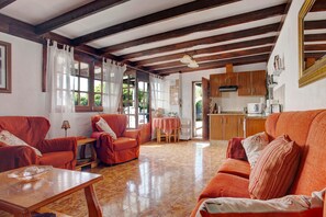 Una televisión, un reproductor de DVD, un reproductor estéreo