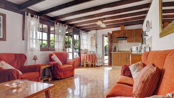 Televisión, reproductor de DVD, estéreo