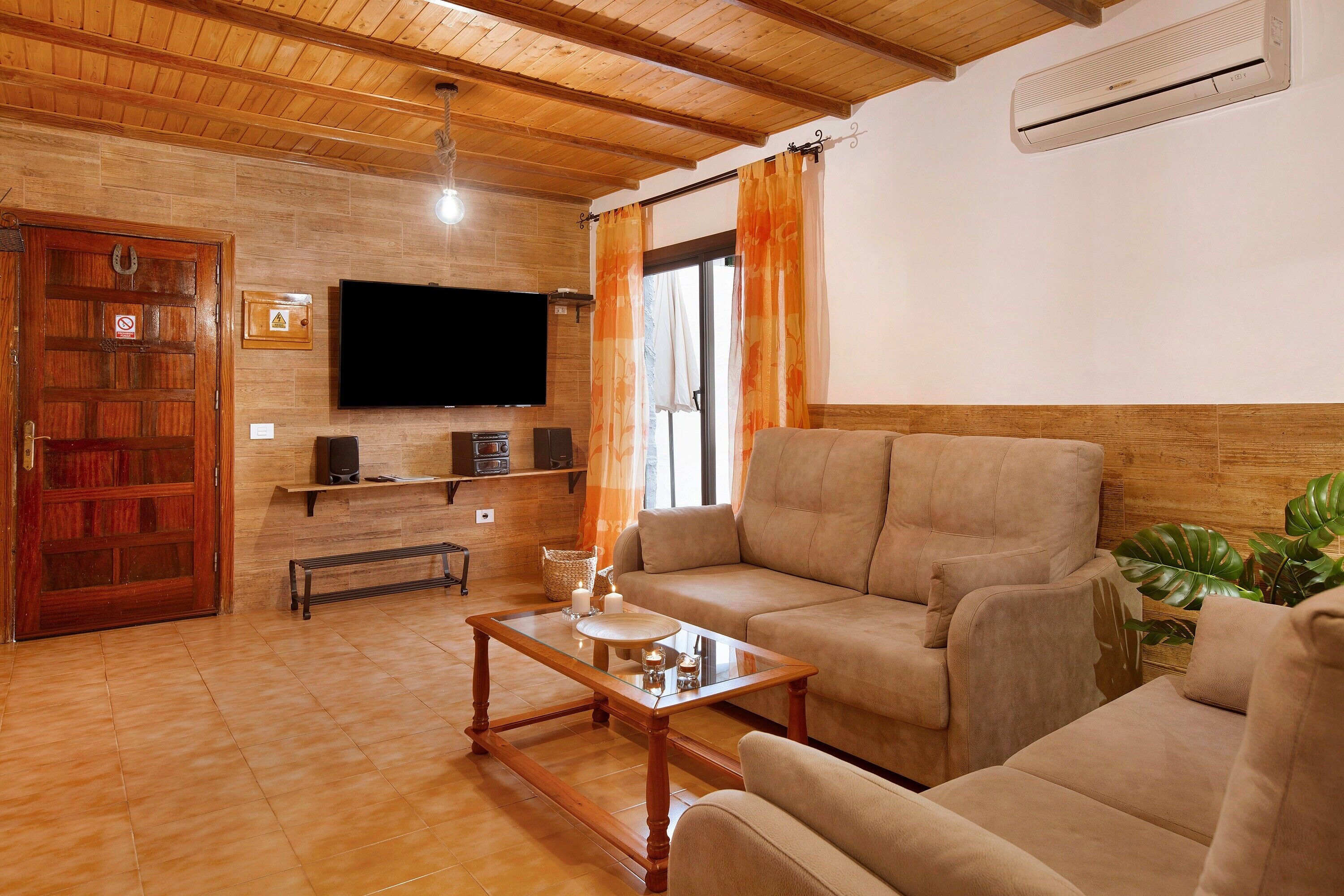 TV, mesa de pingue-pongue