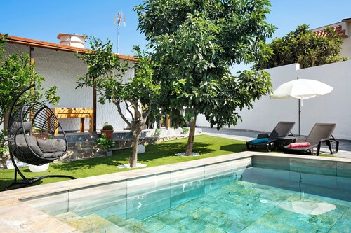 Vacation Home "Casa Juani" with Mountain View, Pool, Wi-Fi, Terraces & Garden