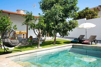 Vacation Home "Casa Juani" with Mountain View, Pool, Wi-Fi, Terraces & Garden